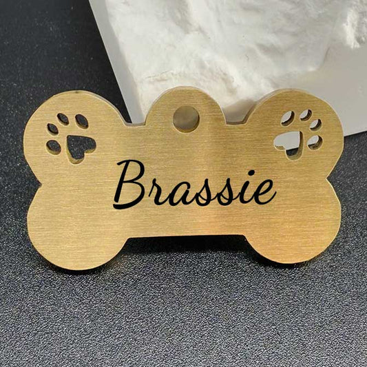 Elegant messing hondenlabel "Brassie" met pootontwerp en persoonlijke gravure