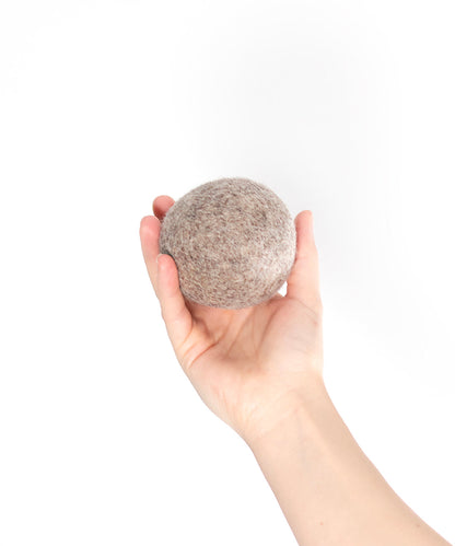 BUDDY. Hondenspeelgoed van wolvilt "Bal" 