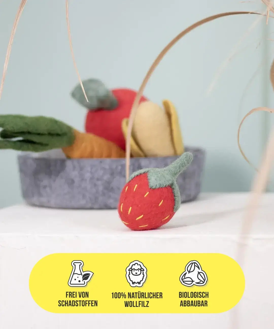 BUDDY. Hondenspeelgoed van wolvilt "Aardbei" 