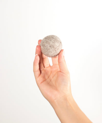 BUDDY. Hondenspeelgoed van wolvilt "Bal" 