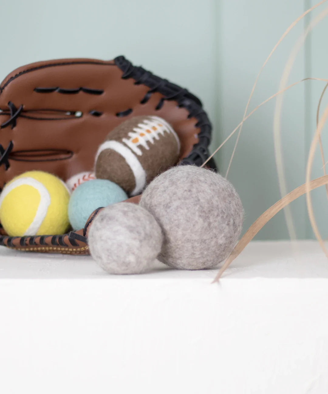 BUDDY. Hondenspeelgoed van wolvilt "Bal" 