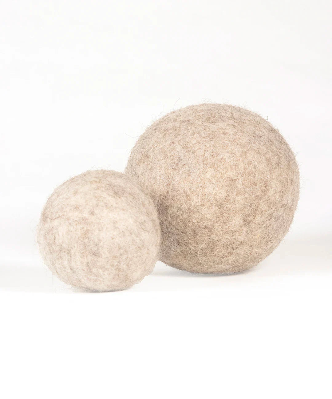 BUDDY. Hondenspeelgoed van wolvilt "Bal" 